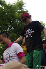 组图：黄耀明何韵诗助阵同性恋游行 献唱支持