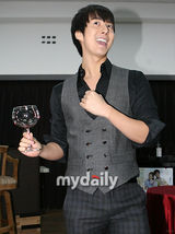 组图：SS501成员金亨俊参加音乐剧《咖啡因》彩排