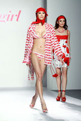 幻灯图集：桂纶镁斜肩裙美艳 蔡健雅宝蓝装优雅