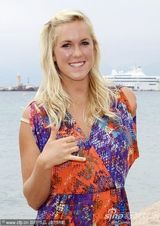 《灵魂冲浪》记者会 安娜索菲亚花短裙秀美腿(图)