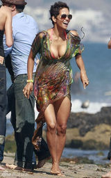 组图：哈利-贝瑞携女儿海边度假 遭偷袭险走光