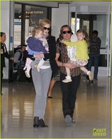 组图：妮可-基德曼全家出行两女儿可爱