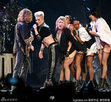 组图：Pink与舞群玩群P重口味 高空倒吊似杂技