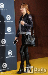 组图：4minute全智允南智贤黑白配出席时尚活动