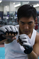 高清：严宽演燕青刻苦练摔跤 连番过招身手敏捷