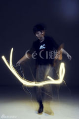 组图：炎亚纶杂志大片 演绎“驾驭光芒”的男人