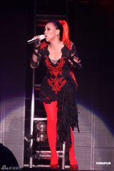 组图：阿妹身著爆乳装开唱 歌迷现场点唱饱耳福