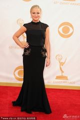 组图：《公园娱乐》艾米-波勒现身艾美红毯