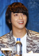 组图：CNBLUE欲与五月天合作 为姜敏赫庆生温馨