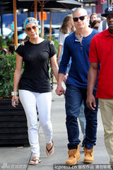 组图：洛佩兹透视装与男友十指紧扣压马路