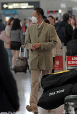 组图：王志文穿中山装现身机场 戴口罩变路人甲