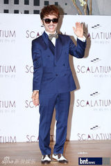 组图：ULALA SESSION成员金明勋召开婚礼记者会