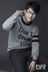 组图：朴施厚曝新年首批写真 休闲调皮抢眼球