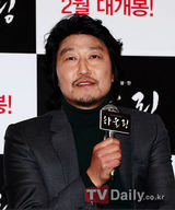 高清组图：李娜英宋康昊牵手宣传新片《Howling》