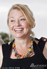 组图：电影《仙境》发布会 众主创抱作一团亲密无间