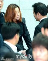 组图：金喜善等含泪参加金宗鹤导演遗体告别式