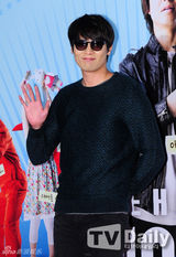 组图：2PM灿盛崔江熙等捧场《Hero》试映会