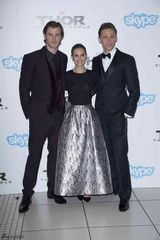 组图：《雷神2》伦敦首映 锤哥洛基兄弟频卖萌