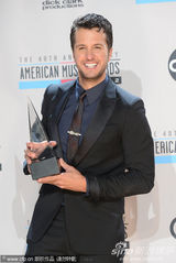 组图：全美音乐奖后台众星秀奖杯 鸟叔依偎搞怪