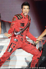 组图：王力宏开唱高空秀琴技 轻捏辣妹舞伴手腕