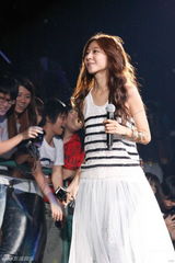 组图：陈綺贞小巨蛋开唱 脚踏车上场展独特摇滚风