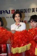 组图：刘晓庆进军整容业信心足 众人簇拥似女老板