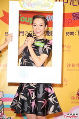 组图：王君馨贺新春自封弹弓人易忽胖忽瘦