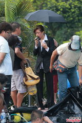 组图：钟嘉欣新剧湿身透底示人 不懂游泳需替身