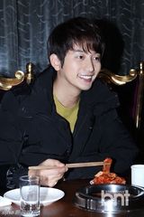 组图：朴施厚与《香气》剧组聚餐 亲切待粉丝