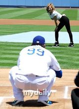 组图：少女时代宋承宪等捧场美国职业棒球比赛