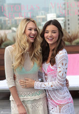 高清组图：超模米兰达VS坎蒂丝 透视装现身泳池