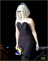 组图：GaGa伤后首次公开亮相 振臂支持同性恋