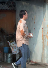 组图：黄渤带妻女马场游玩 2岁爱女曝光