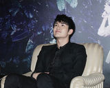 组图：三浦春马访台粉丝接机 宣传新片玩睫毛夹牙签