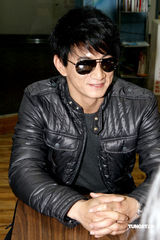 幻灯图：吴奇隆机场遇粉丝 承诺将重现招牌动作