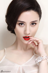 组图：周庭伊性感写真 烈焰红唇尽显奢美华贵