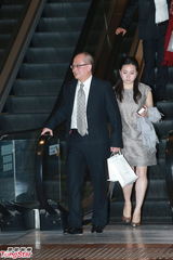 组图：晶刚压轴婚礼收官 宾客拎着回礼相继离场