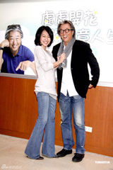 组图：小S经典挑逗男星POSE再现 不知大S已订婚