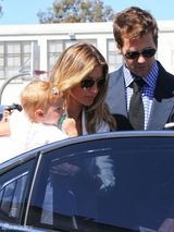 组图：邦辰穿小花裤外出 怀抱萌娃细心用手遮阳