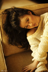 组图：袁姗姗冬日温暖写真 温柔娴静性感秀香肩