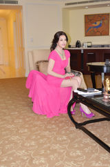 组图：华鼎奖刘晓庆着玫红紧身裙大秀身材