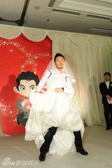 组图：沙溢穿婚纱变疯狂“新娘” 热舞连拍三十张