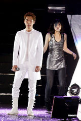 组图：神话组合台湾开唱热歌劲舞引爆全场