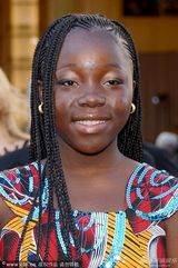 组图：柏林影后雷切尔-米瓦纳扎服饰鲜艳