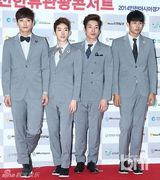 组图：众偶像亮相仁川演唱会红毯 珍云受伤架拐