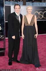 组图：导演昆汀-塔伦蒂诺携女伴亮相红毯