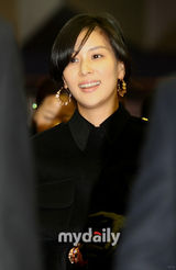 组图：张东健《武士》VIP首映 爱妻与众大腕助阵