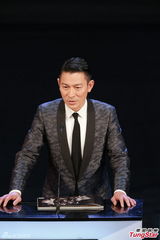 组图：刘嘉玲刘德华为《寒战》颁发最佳影片奖