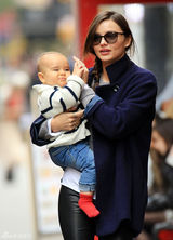 组图：辣妈米兰达-可儿街拍 大衣搭皮裤滑雪靴