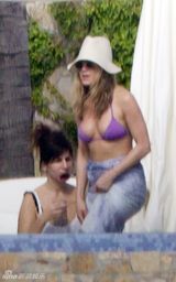 高清组图：安妮斯顿海滩过感恩节 穿比基尼不慎凸点